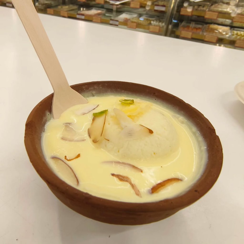 Vikramsingh678's tweet photo. "After a long time, I treated myself to some delicious Dhokla and sweet Rasmalai this evening. Perfect combination of flavors to satisfy my cravings 😋✨ #FoodCravings #Dhokla #Rasmalai #TasteOfTradition" https://t.co/yvlN1PDHxz