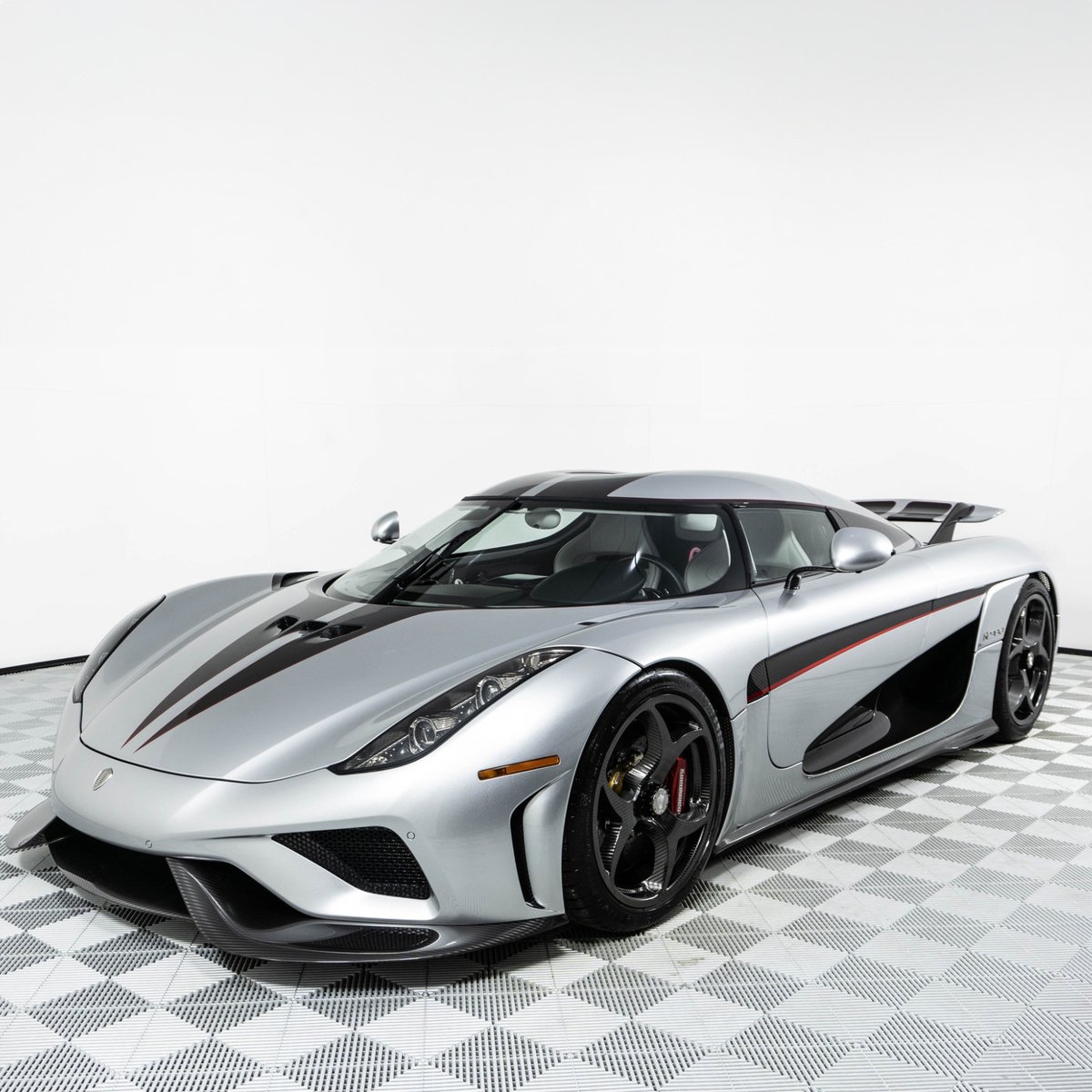 duPontREGISTRY's tweet photo. 2021 Koenigsegg Regera loaded with over $274k in factory options 🔥 

This stunning spec features a Moon Silver Metallic/Apple Red Candy Exterior over Bespoke Grey and Desiato Leather Interior! https://t.co/s4UBgbFM8A