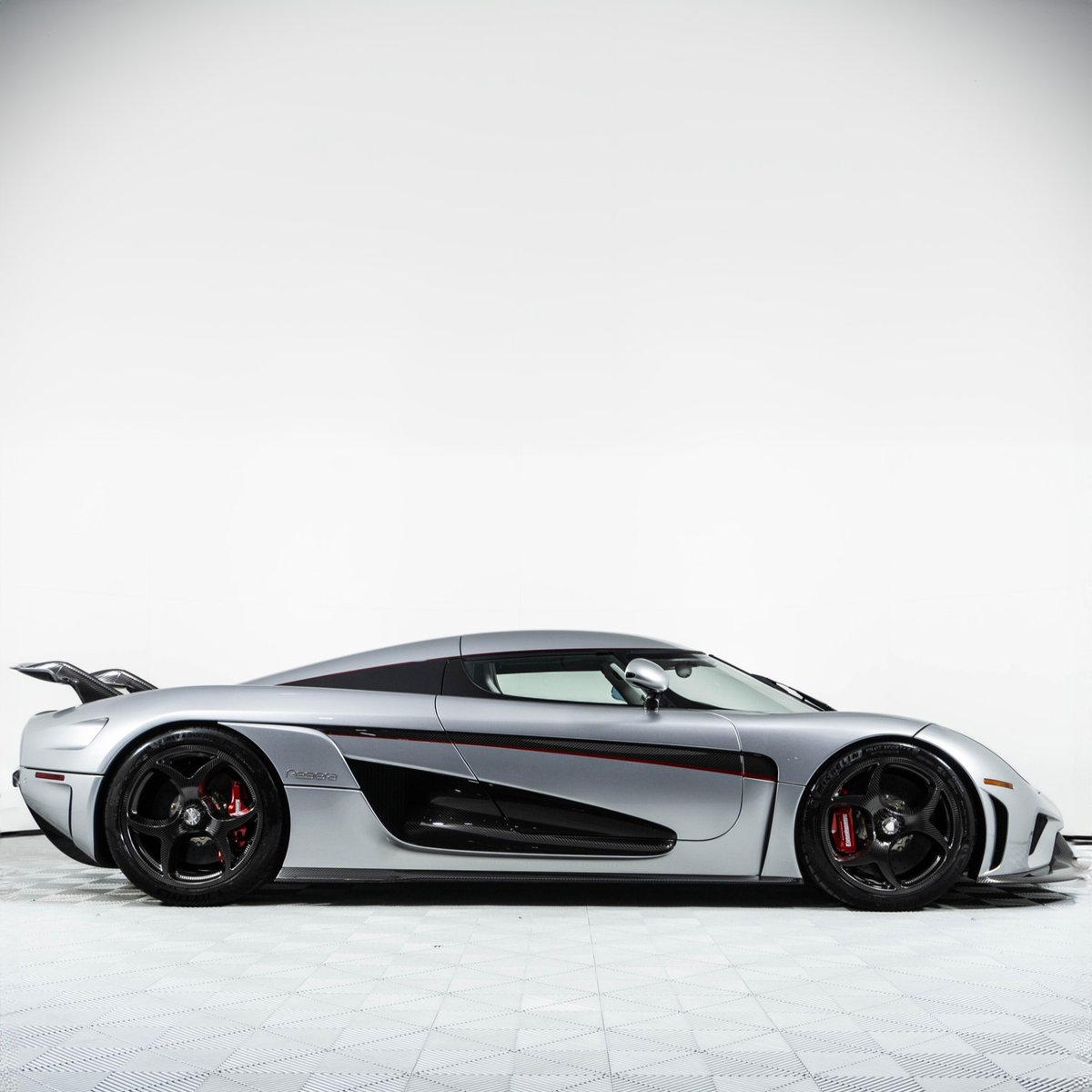 duPontREGISTRY's tweet photo. 2021 Koenigsegg Regera loaded with over $274k in factory options 🔥 

This stunning spec features a Moon Silver Metallic/Apple Red Candy Exterior over Bespoke Grey and Desiato Leather Interior! https://t.co/s4UBgbFM8A