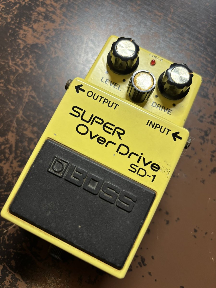 karassiy's tweet photo. 久々に音を出してみたけど、だいぶご老体だな〜🎵
#BOSS
#SD1
#SUPEROverDrive
#エフェクター https://t.co/3wfcxAJU9U
