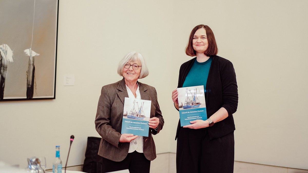 BMLEH_Bund's tweet photo. Zukunftskommission #Fischerei: Die Vorsitzende Ulrike Rodust überreichte den Abschlussbericht an Parl. Staatssekretärin @GruenClaudia.
Wir danken der Kommission für ihre Empfehlungen für eine nachhaltige, wirtschaftlich resiliente deutsche Meeresfischerei in Nord- & Ostsee! https://t.co/kDddPNYYOw