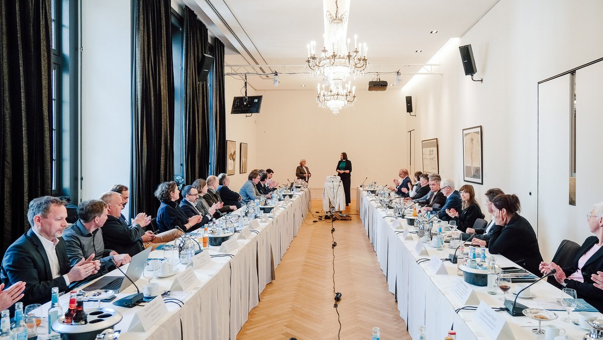 BMLEH_Bund's tweet photo. Zukunftskommission #Fischerei: Die Vorsitzende Ulrike Rodust überreichte den Abschlussbericht an Parl. Staatssekretärin @GruenClaudia.
Wir danken der Kommission für ihre Empfehlungen für eine nachhaltige, wirtschaftlich resiliente deutsche Meeresfischerei in Nord- & Ostsee! https://t.co/kDddPNYYOw