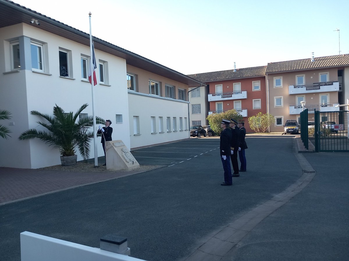 #Cérémonie | A l'occasion de la cérémonie de l'inspection de la compagnie de gendarmerie de #LesparreMédoc présidée par le Général  BARAS, commandant du groupement 33, plusieurs militaires ont été décorés par le sous-préfet Fabien TULEU pour actes de bravoure et dévouement.

Un