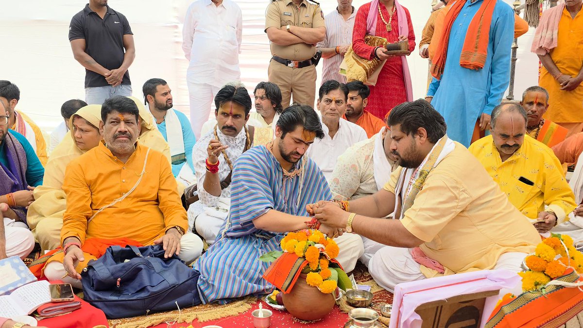 bageshwardham's tweet photo. भिवंडी स्थित श्री बागेश्वर बालाजी सनातन मठ में भगवान बागेश्वर बालाजी की प्राण प्रतिष्ठा हेतु श्री हनुमत महायज्ञ का शुभारंभ….पंचांग पूजन एवं मंडप प्रवेश हुआ….पूज्य सरकार और उनके प्रिय शिष्य यजमान श्री रुद्र प्रताप त्रिपाठी परिवार जी इस प्रारंभिक पंचांग पूजन में उपस्थित रहे…. https://t.co/z46diRkmIo
