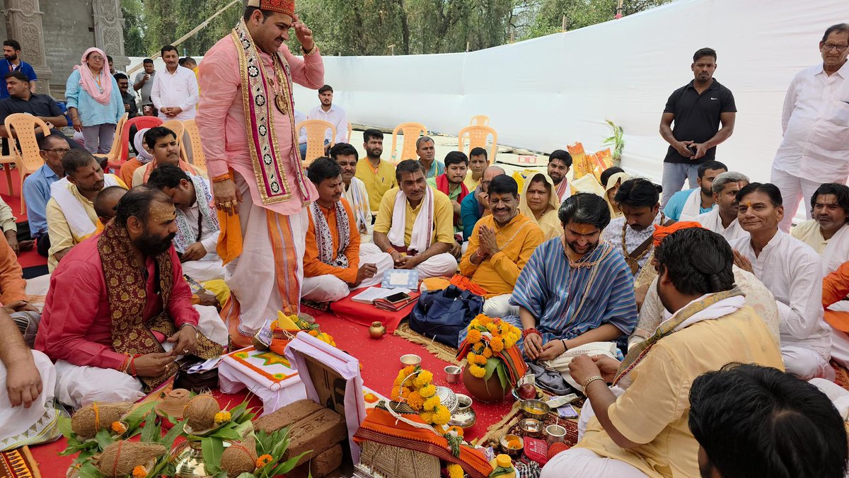 bageshwardham's tweet photo. भिवंडी स्थित श्री बागेश्वर बालाजी सनातन मठ में भगवान बागेश्वर बालाजी की प्राण प्रतिष्ठा हेतु श्री हनुमत महायज्ञ का शुभारंभ….पंचांग पूजन एवं मंडप प्रवेश हुआ….पूज्य सरकार और उनके प्रिय शिष्य यजमान श्री रुद्र प्रताप त्रिपाठी परिवार जी इस प्रारंभिक पंचांग पूजन में उपस्थित रहे…. https://t.co/z46diRkmIo