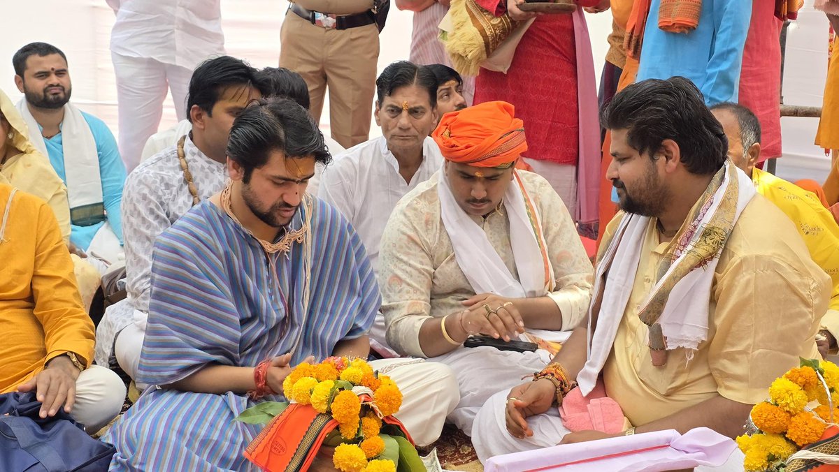 bageshwardham's tweet photo. भिवंडी स्थित श्री बागेश्वर बालाजी सनातन मठ में भगवान बागेश्वर बालाजी की प्राण प्रतिष्ठा हेतु श्री हनुमत महायज्ञ का शुभारंभ….पंचांग पूजन एवं मंडप प्रवेश हुआ….पूज्य सरकार और उनके प्रिय शिष्य यजमान श्री रुद्र प्रताप त्रिपाठी परिवार जी इस प्रारंभिक पंचांग पूजन में उपस्थित रहे…. https://t.co/z46diRkmIo