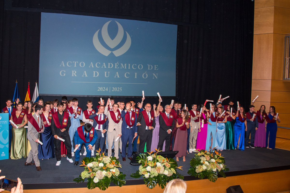 colegioarenasur's tweet photo. 💫🎓👩🏻‍🎓 ¡Graduados! Emotivo acto de Graduación de Bachillerato del Colegio Arenas Sur el pasado viernes. Padres, familiares, profesores y amigos arroparon a los 32 alumnos de la XXIX Promoción de Bachillerato y la XI de IBDP. #colegioarenassur #bachillerato #graduacion #bestschool https://t.co/jIW9zduYi7