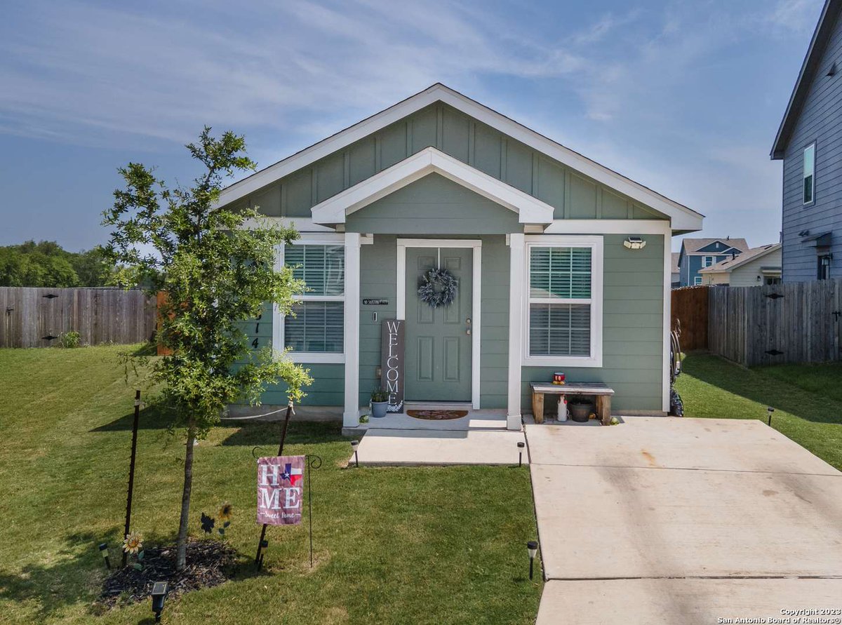 AmorDelavega's tweet photo. 🏡 For Sale: 13614 Livestock Ct, San Antonio! 

Charming 2-bed, 2-bath home in the Silos Community. Modern open concept with a large backyard, built in 2020. Perfect for first-time buyers!
Conveniently located off Hwy 90 near Lackland AFB. 

Call me today! 210-421-7823 https://t.co/3vJ4qAYLOM