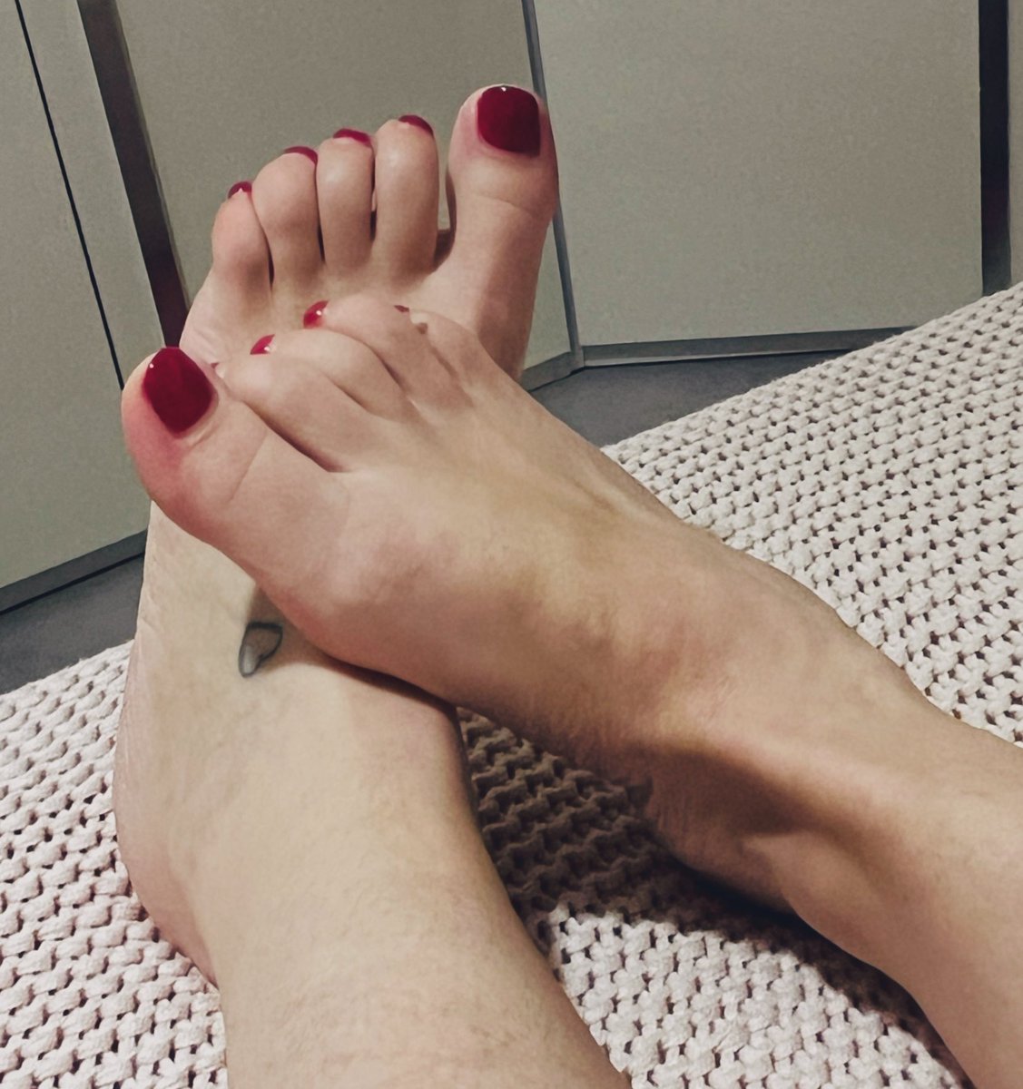 BarbieFeet34's tweet photo. Red passion for my pretty Feet ❤️

#footfetish #feetfetish #feetpics #footpics #footlovers #feet #littlefeet #littlefoot #prettyfeet #prettyfoot https://t.co/El5Hf3fxes
