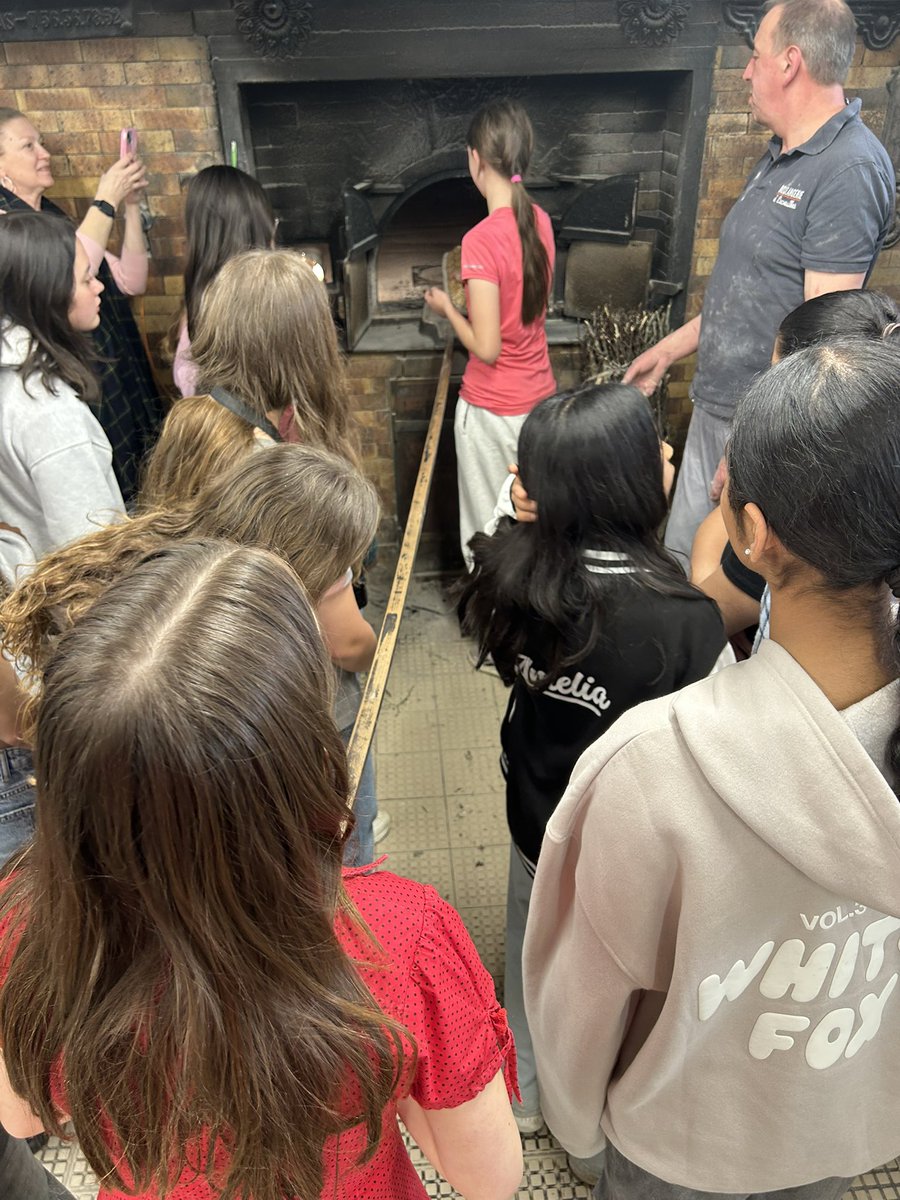 RMSLanguages's tweet image. More foodie treats for our French adventurers….this time to a traditional Boulangerie! 🥖🇫🇷😜