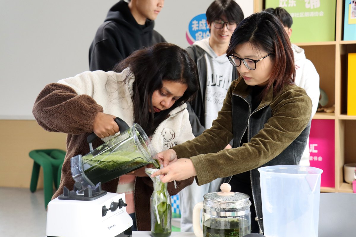 VisitYinzhou's tweet photo. Global culture lovers from the United States, Kazakhstan, Morocco, and beyond gathered in #Ningbo's #Yinzhou district on April 6 for a cultural exchange event🥰. Mugwort, which is integral to traditional Chinese medicine🌱 and a key part of Qingming Festival celebrations, was featured prominently. Expats delved into its myriad uses, from decorations to festive dishes, tea brewing, and soap making, discovering the ancient wisdom behind this herb. #YinzhouExpats