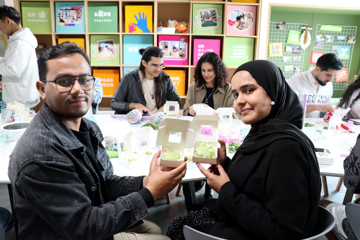 VisitYinzhou's tweet photo. Global culture lovers from the United States, Kazakhstan, Morocco, and beyond gathered in #Ningbo's #Yinzhou district on April 6 for a cultural exchange event🥰. Mugwort, which is integral to traditional Chinese medicine🌱 and a key part of Qingming Festival celebrations, was featured prominently. Expats delved into its myriad uses, from decorations to festive dishes, tea brewing, and soap making, discovering the ancient wisdom behind this herb. #YinzhouExpats