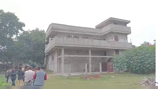 बड़ी खबर!

अतीक अहमद को मसीहा मानने वालों मुसलमानों को ये खबर पढ़नी चाहिए!

71 करोड़ की संपत्ति जब्त वक्फ जमीन पर अतीक के परिवार का कब्जा!

उत्तर प्रदेश के प्रयागराज में वक्फ की संपत्तियों पर पूर्व माफिया डॉन अतीक अहमद और उसके परिवार द्वारा किए गए अवैध कब्जों का बड़ा खुलासा हुआ