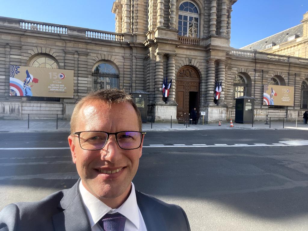 AvenirSecours's tweet photo. ♻️Vie du Bureau national ♻️

Ce matin Stéphane Debrabant (AS59) représente @AvenirSecours Secours pour un colloque sur #Reseau #Radio du #Futur #RRF 

Toutes les informations rapidement disponibles sur notre toute nouvelle application 😁📲📲 https://t.co/kI86oZ4li9