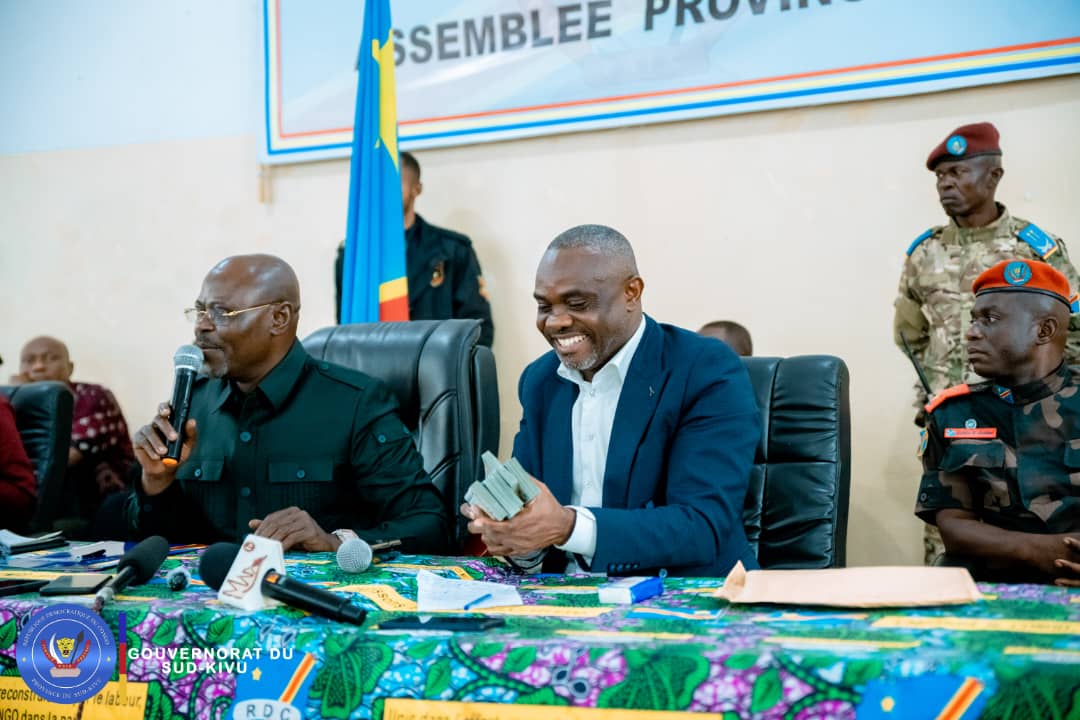 VPMDefenseRdc's tweet photo. SUD-KIVU, 07.04.2025
Le @VPMDefenseRdc S.E Me @GuyKabombo MUADIAMVITA sejourne à  Uvira, dans le sud kivu, depuis le lundi 07 avril 2025.
De Bujumbura à Uvira,  le Numéro Un de la défense nationale s'est entretenu avec les #FARDC et WAZALENDO.
Porteur d'un message personnel du Chef de l'État, le commandant suprême S.E.M Félix Antoine Tshisekedi Tshilombo,  Me Guy Kabombo Muadiamvita a présenté l'approche triptyque reposant sur les mesures sécuritaires, diplomatique et de développement. Pour assurer l'encadrement des troupes sur terrain,  un nouveau commandant de la 33e région militaire a été désigné. Mais également le retour de commandant secteur opération SOKOLA II Sud, Sud-Kivu,  pour une meilleure coordination dans la conduite des opérations.
Cette approche vise à relever les défis sécuritaires de manière globale et holistique.
Me Guy Kabombo Muadiamvita s'est ensuite dirigé au rond point kanvinvira, où au nom du gouvernement, a exprimé la solidarité aux victimes de barbarie des agresseurs, mais egalement encourager les vaillants wazalendo. Il a également évoqué les mesures mises en place par le gouvernement central pour lutter efficacement  contre l'extrémisme des terroristes AFC/M23 soutenus par le Rwanda.

S'en est suivi la visite de l'état major du secteur opérationnel Sokola 2 Sud Kivu pour recueillir les doléances et suggestions en vue de la bonne conduite des opérations en cours.

Le Vice-Premier Ministre de la Défense Nationale, S.E Me Guy Kabombo Muadiamvita s’est par la suite dirigé à la mairie d’Uvira où  il a échangé avec toutes les forces vives de la société civile.