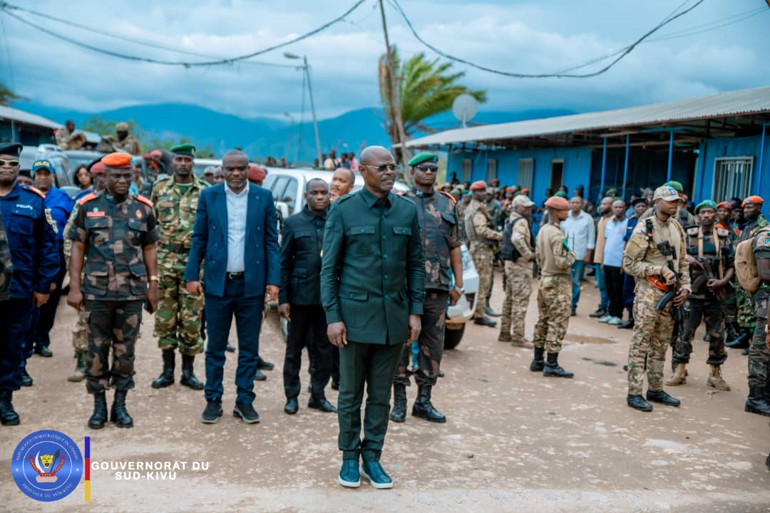 VPMDefenseRdc's tweet photo. SUD-KIVU, 07.04.2025
Le @VPMDefenseRdc S.E Me @GuyKabombo MUADIAMVITA sejourne à  Uvira, dans le sud kivu, depuis le lundi 07 avril 2025.
De Bujumbura à Uvira,  le Numéro Un de la défense nationale s'est entretenu avec les #FARDC et WAZALENDO.
Porteur d'un message personnel du Chef de l'État, le commandant suprême S.E.M Félix Antoine Tshisekedi Tshilombo,  Me Guy Kabombo Muadiamvita a présenté l'approche triptyque reposant sur les mesures sécuritaires, diplomatique et de développement. Pour assurer l'encadrement des troupes sur terrain,  un nouveau commandant de la 33e région militaire a été désigné. Mais également le retour de commandant secteur opération SOKOLA II Sud, Sud-Kivu,  pour une meilleure coordination dans la conduite des opérations.
Cette approche vise à relever les défis sécuritaires de manière globale et holistique.
Me Guy Kabombo Muadiamvita s'est ensuite dirigé au rond point kanvinvira, où au nom du gouvernement, a exprimé la solidarité aux victimes de barbarie des agresseurs, mais egalement encourager les vaillants wazalendo. Il a également évoqué les mesures mises en place par le gouvernement central pour lutter efficacement  contre l'extrémisme des terroristes AFC/M23 soutenus par le Rwanda.

S'en est suivi la visite de l'état major du secteur opérationnel Sokola 2 Sud Kivu pour recueillir les doléances et suggestions en vue de la bonne conduite des opérations en cours.

Le Vice-Premier Ministre de la Défense Nationale, S.E Me Guy Kabombo Muadiamvita s’est par la suite dirigé à la mairie d’Uvira où  il a échangé avec toutes les forces vives de la société civile.