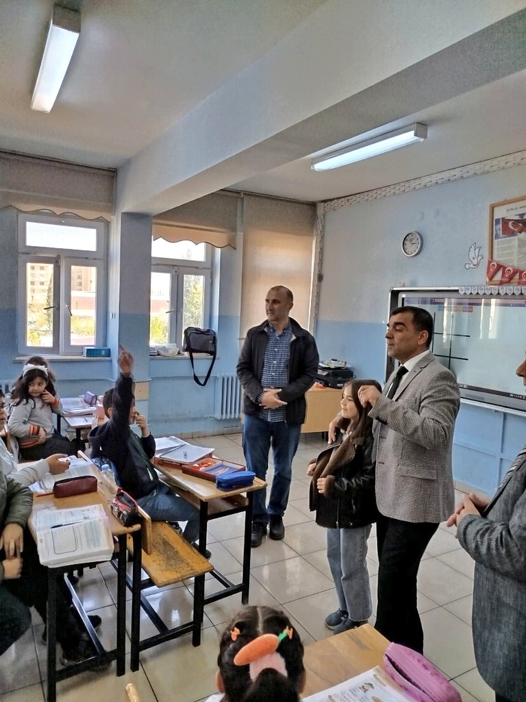 yesilyurtmem44's tweet photo. 📍Begüm Kartal İlkokulunu ziyaret ettik.

Bir kız öğrencimiz bayram harçlıklarıyla kendine mont almış.

“Bakın müdür amca, kendim aldım” dedi gururla.🙏

Yüreğini sıcacık tutan o mont, bizim içimizi de ısıttı.☺️

@tcmeb @MalatyaMem @behcet_bakir @canerguler44 https://t.co/DDCA08xwfx
