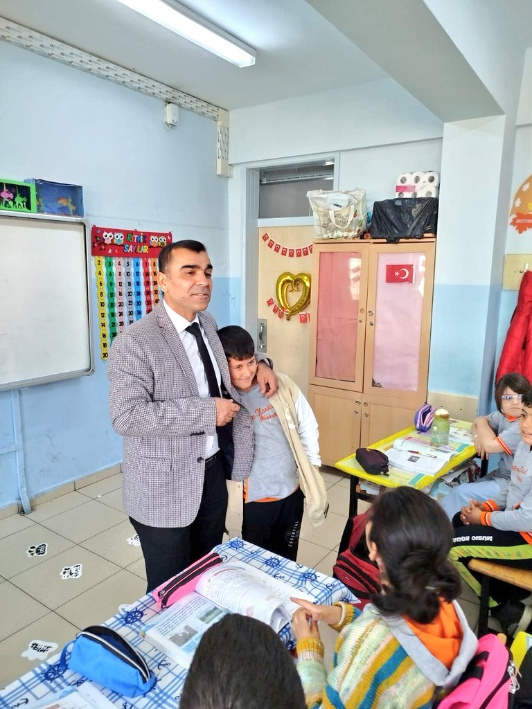 yesilyurtmem44's tweet photo. 📍Begüm Kartal İlkokulunu ziyaret ettik.

Bir kız öğrencimiz bayram harçlıklarıyla kendine mont almış.

“Bakın müdür amca, kendim aldım” dedi gururla.🙏

Yüreğini sıcacık tutan o mont, bizim içimizi de ısıttı.☺️

@tcmeb @MalatyaMem @behcet_bakir @canerguler44 https://t.co/DDCA08xwfx