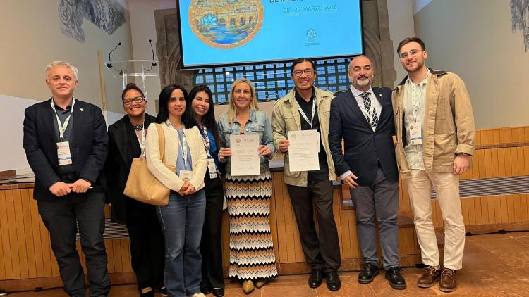 IndeGranada's tweet photo. El @hospital_hvn, doblemente premiado en un encuentro científico de expertos en Medicina Nuclear

Distinguido por los resultados de una técnica para tratar cáncer de hígado y una investigación sobre periodontitis y deterioro cognitivo leve
👇👇👇
https://t.co/g34Bwn80Q3 https://t.co/I8o0Dq6Uj2
