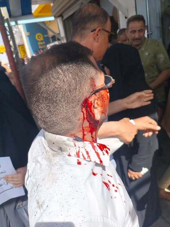 Furat_97's tweet photo. اعتداء يطال الكوادر التربوية في ذي قار من قبل قوات مكافحة الشغب.
تعساً لدولة يهان فيها المعلم بهذا الشكل 
#اضراب_الكوادر_التربوية https://t.co/ckHsTLEHJq