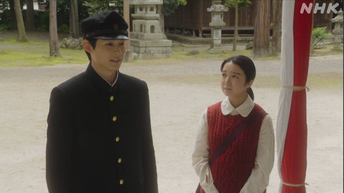 comecome1925's tweet photo. 「海軍の軍服を着ていただいた瞬間、完全に稔さんになっていました。完璧です！」と演出の安達さん。
期間があいてもすぐに稔として撮影現場にたたずんでいたなんて北斗さん凄いですね。
稔さんと安子ちゃんが結婚した後の朝丘神社でのシーンと同じように撮られていて‥😭😭😭
#松村北斗 #上白石萌音 https://t.co/60lGtwvEWC