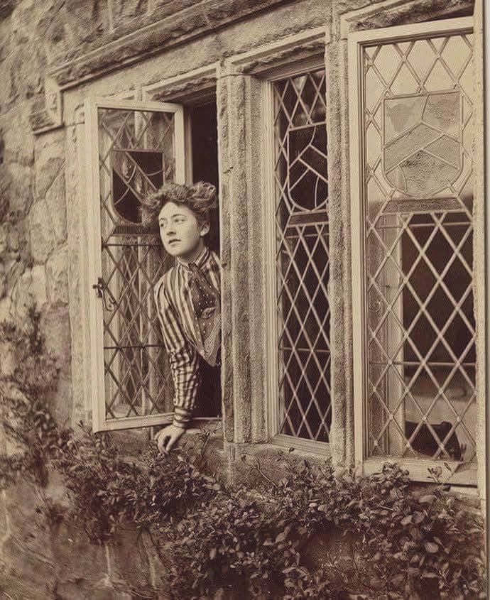 صورة نادرة للكاتبة الشهيرة أغاثا كريستي التُقطت حوالي عام 1913، وهي تطلّ من نافذة منزلها في مقاطعة ديربيشاير الإنجليزية. تبدو أغاثا في الصورة شابة مليئة بالحيوية في أوائل القرن العشرين. لم تكن تعلم حينها أنها ستصبح واحدة من أشهر كتّاب الروايات البوليسية في التاريخ. 
<a href="/WorldWAdab/">روائع الأدب العالمي</a>
