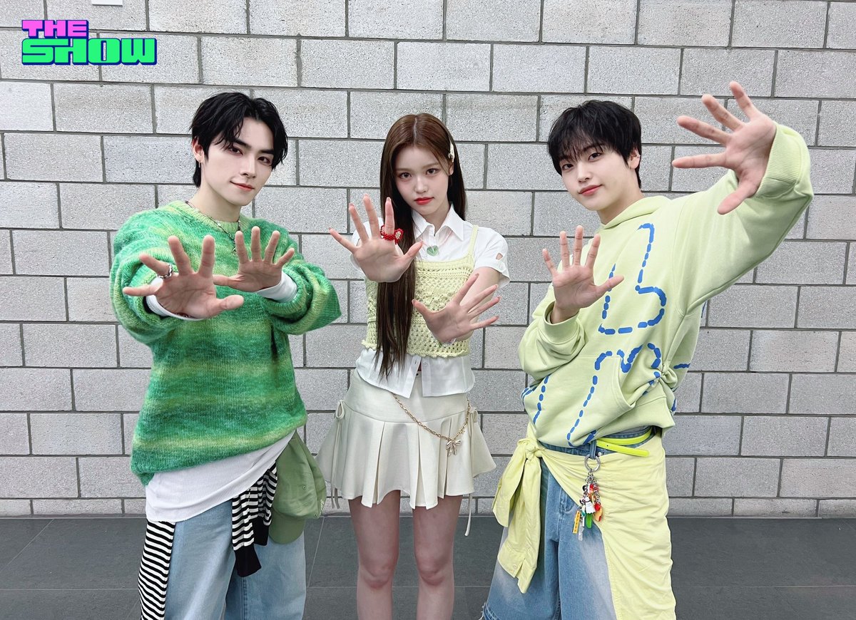 theshow_offcl's tweet photo. 엔프즈의 미모를 성적으로 매긴다면? A? B? 
  ㄴ 땡‼️ 정답은 C입니다. 
      엔프즈 보면 더쇼 심장이 이멀전C니까요...🚑

누구네 집 MC들인지 몰라도 참 인물 났네 #더쇼 심장은 물론이고 다른 사람들 심장도 이머전C 하게 생겼으니까 밖에 나가지 마라 울 엔프즈...🌱 아껴두고 꽁쳐두고 더쇼만 볼란다... (˃ ⌑ ˂ഃ )
#스윗쥔 #몽글쭌 #햇살삐 @wayv_official @NCTsmtown @CRAVITYstarship @izna_offcl