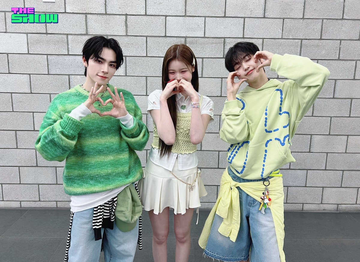 theshow_offcl's tweet photo. 엔프즈의 미모를 성적으로 매긴다면? A? B? 
  ㄴ 땡‼️ 정답은 C입니다. 
      엔프즈 보면 더쇼 심장이 이멀전C니까요...🚑

누구네 집 MC들인지 몰라도 참 인물 났네 #더쇼 심장은 물론이고 다른 사람들 심장도 이머전C 하게 생겼으니까 밖에 나가지 마라 울 엔프즈...🌱 아껴두고 꽁쳐두고 더쇼만 볼란다... (˃ ⌑ ˂ഃ )
#스윗쥔 #몽글쭌 #햇살삐 @wayv_official @NCTsmtown @CRAVITYstarship @izna_offcl