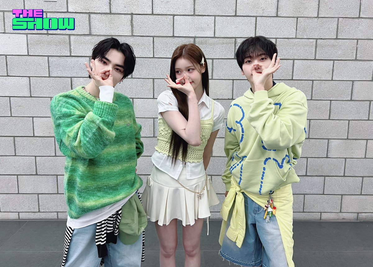 theshow_offcl's tweet photo. 엔프즈의 미모를 성적으로 매긴다면? A? B? 
  ㄴ 땡‼️ 정답은 C입니다. 
      엔프즈 보면 더쇼 심장이 이멀전C니까요...🚑

누구네 집 MC들인지 몰라도 참 인물 났네 #더쇼 심장은 물론이고 다른 사람들 심장도 이머전C 하게 생겼으니까 밖에 나가지 마라 울 엔프즈...🌱 아껴두고 꽁쳐두고 더쇼만 볼란다... (˃ ⌑ ˂ഃ )
#스윗쥔 #몽글쭌 #햇살삐 @wayv_official @NCTsmtown @CRAVITYstarship @izna_offcl