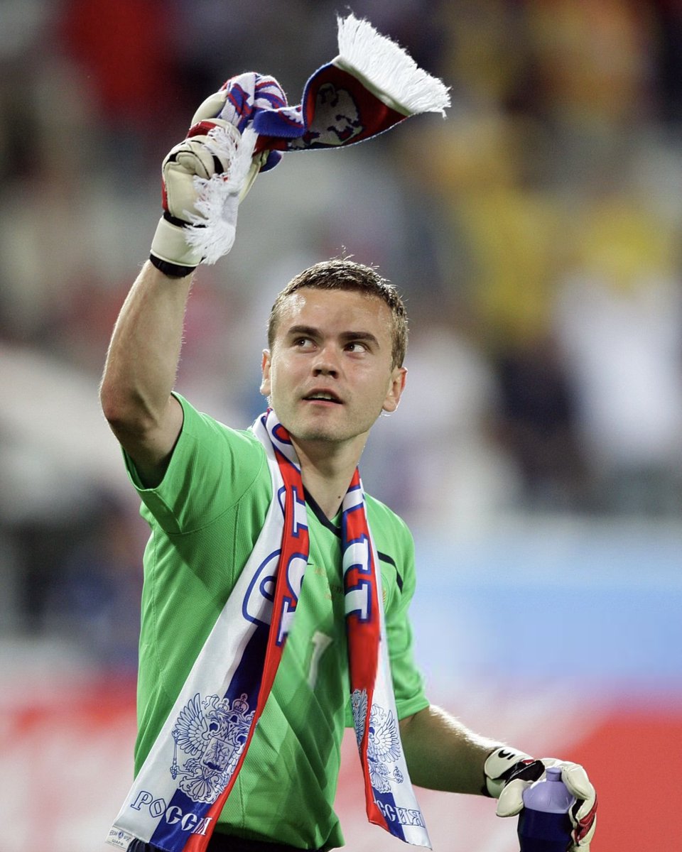 TeamRussia's tweet photo. Игорю Акинфееву – 39 🎂 

111 матчей за сборную, бронза Евро-2008 и спасение в серии пенальти домашнего ЧМ-2018 на все времена 🧤🔝 

С днём рождения, легенда 🙌 https://t.co/oCAuj3rOJ3