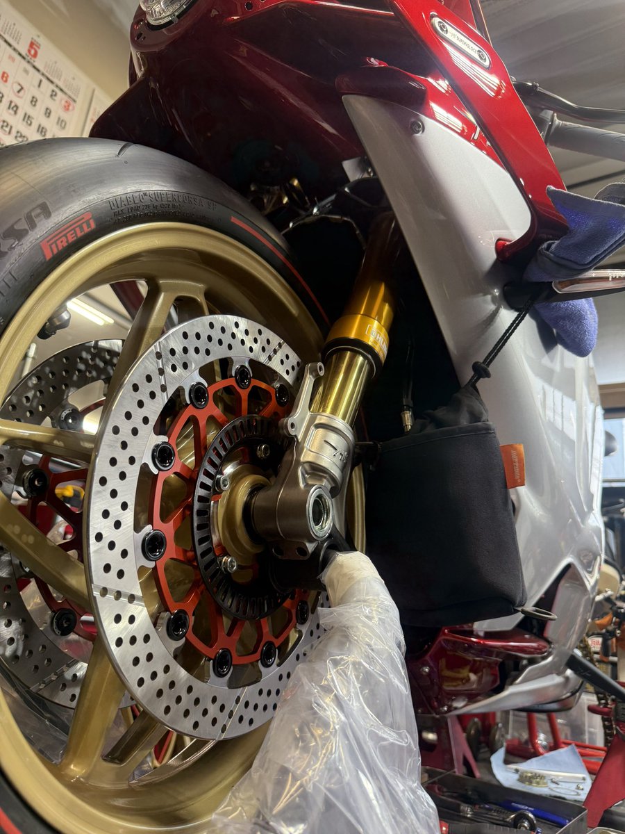 Hdm4ce's tweet photo. カーボンのディスクカバーで見えなくなっちゃいますが.....
との私の問いに

『性能重視なので構いません！』と。

ホント分かってらっしゃる素晴らしいお客様です！

#WorksExpand  #SuperVeloce1000 https://t.co/ogQ8VAZoeb