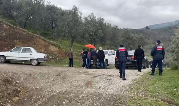 aykiri's tweet photo. İBB Başkanı Ekrem İmamoğlu'nun babası Hasan İmamoğlu'na ait Balıkesir'de bulunan yazlık evde jandarma ekipleri tarafından arama yapıldı. Evde kimsenin olmaması üzerine kapı çilingirle kırılarak içeri girildi.

🔗 Cumhuriyet https://t.co/KAvp4m7q9e