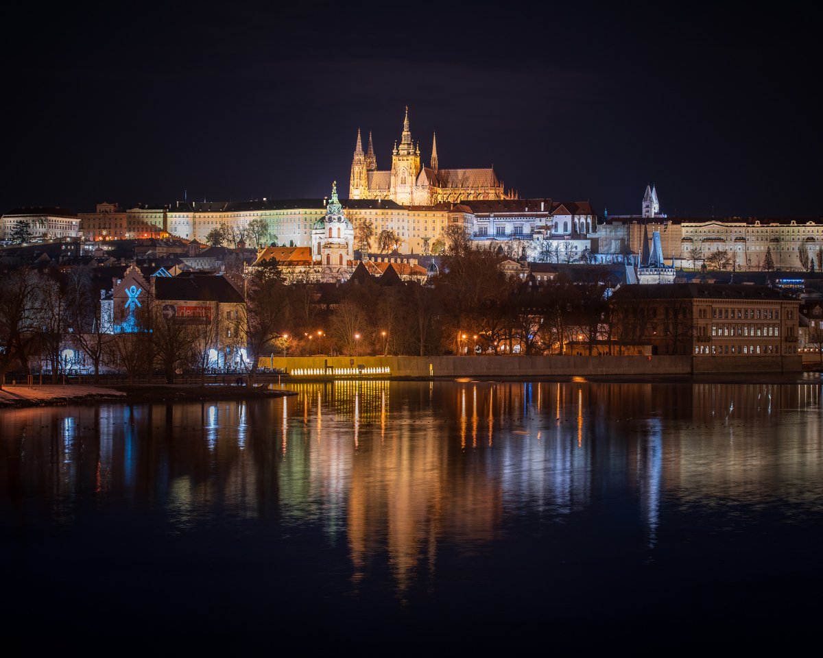 lensscripts's tweet image. Timeless reflections of Prague Castle and Charles Bridge over the Vltava River.

#praguecastle #charlesbridge #stvituscathedral #vltavariver #oldtown #czechrepublic #gothicarchitecture #sonyalpha #sonya7iv #tamron2875 #tamron #nightphotography #nightstroll #riverfront