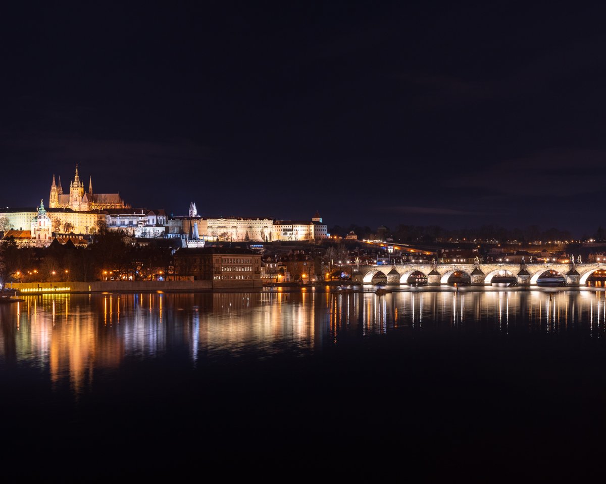 lensscripts's tweet image. Timeless reflections of Prague Castle and Charles Bridge over the Vltava River.

#praguecastle #charlesbridge #stvituscathedral #vltavariver #oldtown #czechrepublic #gothicarchitecture #sonyalpha #sonya7iv #tamron2875 #tamron #nightphotography #nightstroll #riverfront