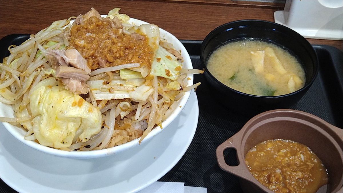 tansiolemon's tweet image. 松屋の「ニンニク野菜牛めし」大盛り！
とにかくニンニクが凄い！
昼に行ったら完売してたけど、夕方に店の前を通ったら復活してた

#松屋