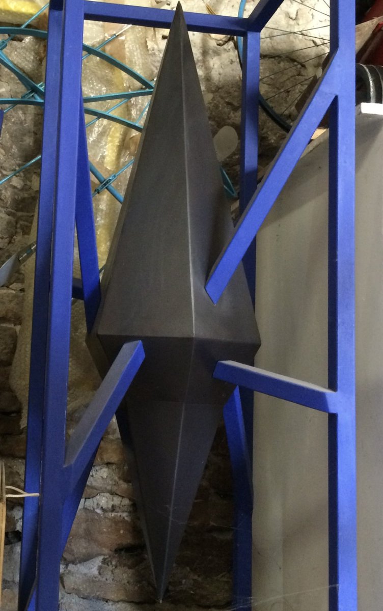 pascalberger691's tweet photo. Peinture, acrylique sur toile de série 2025.
Un point de réalité, « sculpture en acier, peint de la série aérienne enchâssée »au musée sprengel de Hanovre. au second plan, sculpture de Tony Cragg. https://t.co/1sSponMwPL
