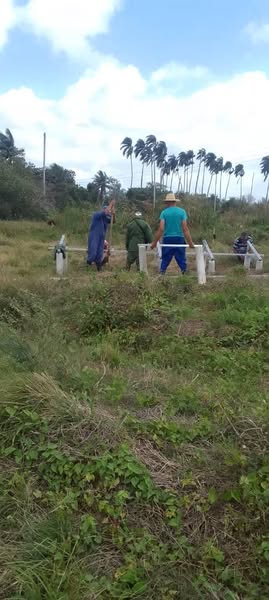 Alberto37126025's tweet photo. Apenas sincronicen detalles elèctricos, el ingenio de la soluciòn local permitiò que los trabajadores de Acueducto y Alcantarillado culminaran el montaje de los paneles solares en la estaciòn del bombeo del Consejo Popular de Calabazar de Sagua.#juntosporvillaclara. https://t.co/T2LtjmgtRl