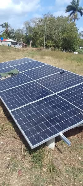 Apenas sincronicen detalles elèctricos, el ingenio de la soluciòn local permitiò que los trabajadores de Acueducto y Alcantarillado culminaran el montaje de los paneles solares en la estaciòn del bombeo del Consejo Popular de Calabazar de Sagua.#juntosporvillaclara.