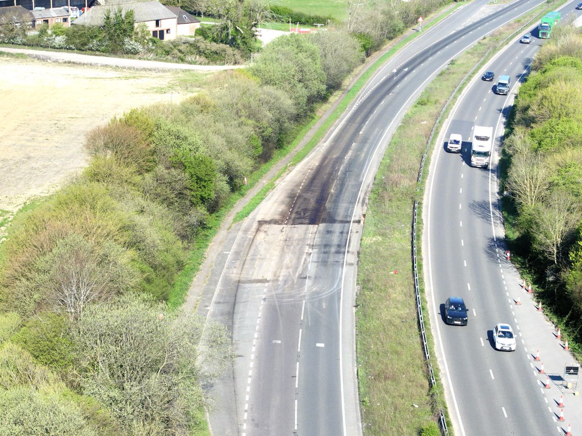 brightonsnapper's tweet photo. A23 #Pyecombe Northbound - Road closed due to oil spill in lanes one and two ⁦@SussexTW⁩ ⁦@BBCSussex⁩ ⁦@brightonargus⁩ ⁦@Sussex_World⁩ ⁦@bbcsoutheast⁩ https://t.co/trlOOcWBW5