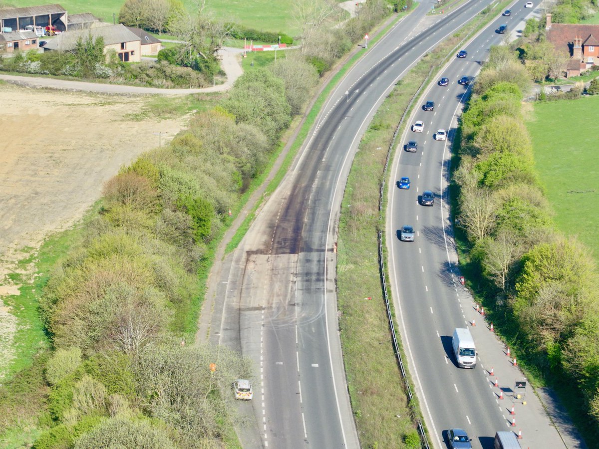 brightonsnapper's tweet photo. A23 #Pyecombe Northbound - Road closed due to oil spill in lanes one and two ⁦@SussexTW⁩ ⁦@BBCSussex⁩ ⁦@brightonargus⁩ ⁦@Sussex_World⁩ ⁦@bbcsoutheast⁩ https://t.co/trlOOcWBW5