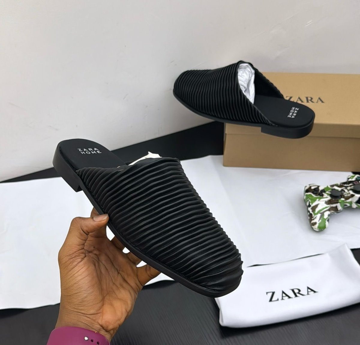 ChiwearsStore's tweet image. *EASY WEAR 🔥…* #Solid💪

*#NotTheRegular* 

ZARA  - HALF SHOE

Size: 40-46

Comes with complete packaging…