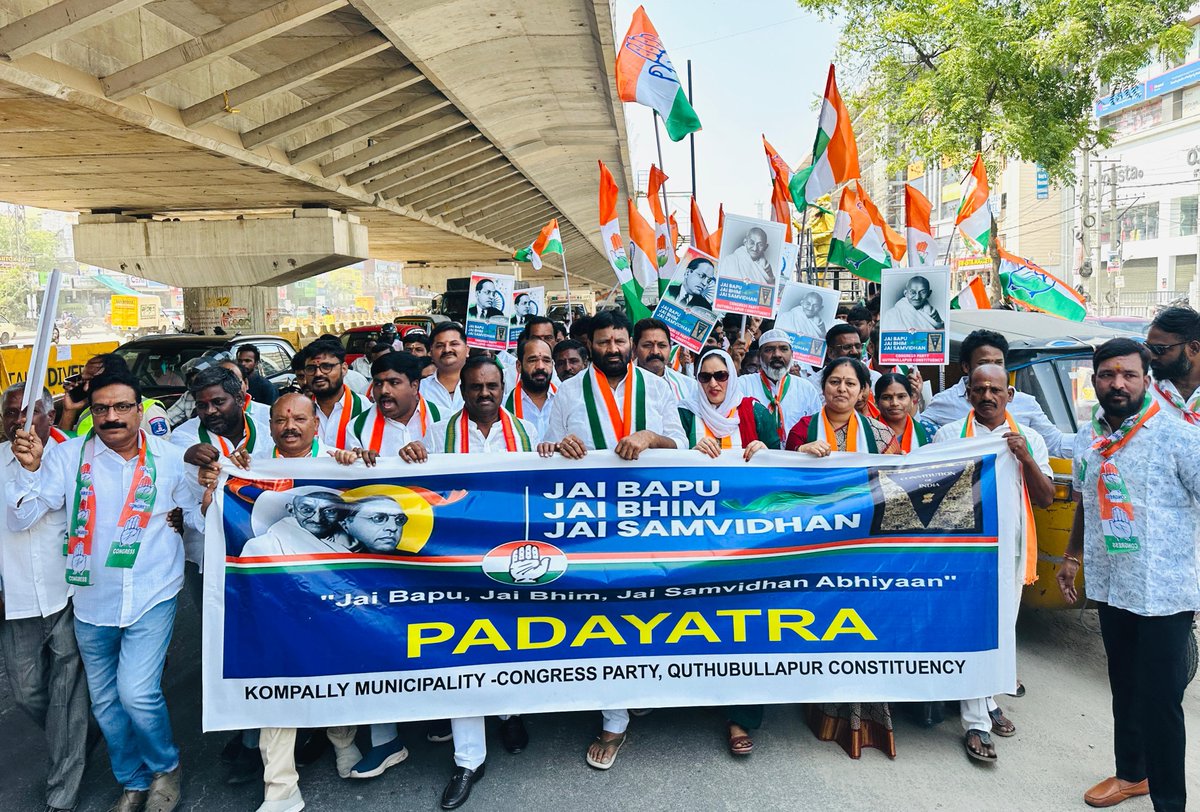 INCTelangana's tweet photo. ఏఐసీసీ మరియు టీప���సీసీ పిలుపుమేరకు జై బాపు.. జై భీమ్.. జై సంవిధాన్ కార్యక్రమంలో పాల్గొన్న కుత్బుల్లాపూర్ మాజీ ఎమ్మెల్యే కూన శ్రీశైలం గౌడ్ గారు

కుత్బుల్లాపూర్ నియోజకవర్గం పరిధిలోని  జై బాపు.. జై భీమ్.. జై సంవిధాన్ కార్యక్రమంలో భాగంగా కొంపల్లి మున్సిపాలిటీ పలు వార్డులలో మాజీ ఎమ్మెల్యే,కాంగ్రెస్ పార్టీ రాష్ట్ర నాయకులు కూన శ్రీశైలం గౌడ్ గారు కుత్బుల్లాపూర్ కోఆర్డినేటర్ ఉస్మాషాకీర్,టీపీసీసీ ప్రధా��� కార్యదర్శి నర్సిరెడ్డి భూపతి రెడ్డి, పార్టీ నాయకులతో కలిసి పాదయా��్రలో పాల్గొన్నారు..

ఈ సందర్భంగా కూన శ్రీశైలం గౌడ్ గారు మాట్లాడుతూ..

✅ బీజేపీ పార్టీ మహాత్మ గాంధీ వారసత్వాన్ని, డాక్టర్ బాబాసాహెబ్ అంబేద్కర్ గారిని అవమానపరచడం అంటే యావత్ మన దేశాన్ని అవమానపరిచినట్లే అన్నారు..

✅  బీజేపీ పార్టీ రాజ్యాంగ స్ఫూర్తిని దెబ్బతీస్తూ, ప్రజాసౌమ్య విలువలను కాలరాస్తూ రాజకీయ మనుగడ కోసం విద్వేషాలను రెచ్చగొడుతుందాన్నారు.

✅ డివిజన్ స్థాయి,మండల స్థాయి, బూత్ స్థాయి పార్టీ నాయకులు, కార్యకర్తలు జై బాపు.. జై భీమ్.. జై సంవిధాన్ కార్యక్రమంలో పాల్గోని విజయవంతం చెయ్యాలని కోరారు..

ఈ కార్యక్రమంలో కొంపల్లి మున్సిపాలిటీ కాంగ్రెస్ పార్టీ అధ్యక్షులు బైరి ప్రశాంత్ గౌడ్, కొంపల్లి మాజీ సర్పంచ్ జిమ్మీ దేవేందర్, శివ కుమార్, అంజి ముదిరాజ్, నవీన్, చందర్ నాయక్, మాధవి రెడ్డి, చంద్రకళ, రేణుక రెడ్డి గార్లతో పాటు పార్టీ నాయకుల, కార్యకర్తలు పాల్గొన్నారు..