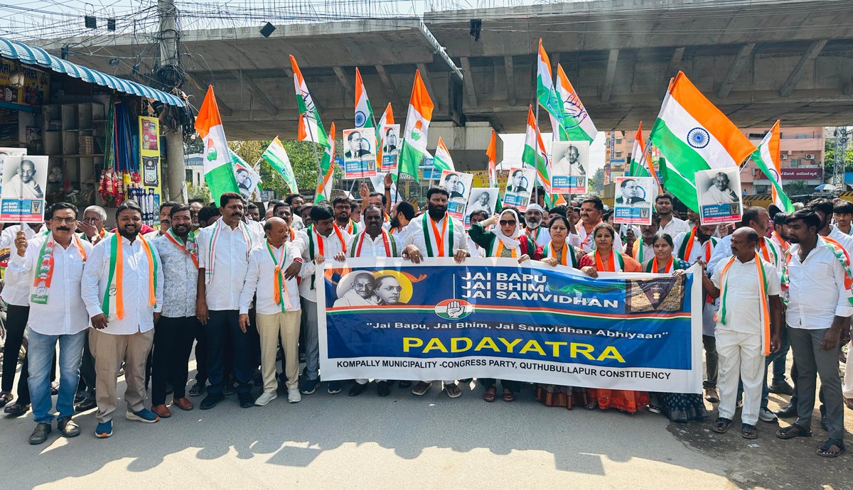 INCTelangana's tweet photo. ఏఐసీసీ మరియు టీప���సీసీ పిలుపుమేరకు జై బాపు.. జై భీమ్.. జై సంవిధాన్ కార్యక్రమంలో పాల్గొన్న కుత్బుల్లాపూర్ మాజీ ఎమ్మెల్యే కూన శ్రీశైలం గౌడ్ గారు

కుత్బుల్లాపూర్ నియోజకవర్గం పరిధిలోని  జై బాపు.. జై భీమ్.. జై సంవిధాన్ కార్యక్రమంలో భాగంగా కొంపల్లి మున్సిపాలిటీ పలు వార్డులలో మాజీ ఎమ్మెల్యే,కాంగ్రెస్ పార్టీ రాష్ట్ర నాయకులు కూన శ్రీశైలం గౌడ్ గారు కుత్బుల్లాపూర్ కోఆర్డినేటర్ ఉస్మాషాకీర్,టీపీసీసీ ప్రధా��� కార్యదర్శి నర్సిరెడ్డి భూపతి రెడ్డి, పార్టీ నాయకులతో కలిసి పాదయా��్రలో పాల్గొన్నారు..

ఈ సందర్భంగా కూన శ్రీశైలం గౌడ్ గారు మాట్లాడుతూ..

✅ బీజేపీ పార్టీ మహాత్మ గాంధీ వారసత్వాన్ని, డాక్టర్ బాబాసాహెబ్ అంబేద్కర్ గారిని అవమానపరచడం అంటే యావత్ మన దేశాన్ని అవమానపరిచినట్లే అన్నారు..

✅  బీజేపీ పార్టీ రాజ్యాంగ స్ఫూర్తిని దెబ్బతీస్తూ, ప్రజాసౌమ్య విలువలను కాలరాస్తూ రాజకీయ మనుగడ కోసం విద్వేషాలను రెచ్చగొడుతుందాన్నారు.

✅ డివిజన్ స్థాయి,మండల స్థాయి, బూత్ స్థాయి పార్టీ నాయకులు, కార్యకర్తలు జై బాపు.. జై భీమ్.. జై సంవిధాన్ కార్యక్రమంలో పాల్గోని విజయవంతం చెయ్యాలని కోరారు..

ఈ కార్యక్రమంలో కొంపల్లి మున్సిపాలిటీ కాంగ్రెస్ పార్టీ అధ్యక్షులు బైరి ప్రశాంత్ గౌడ్, కొంపల్లి మాజీ సర్పంచ్ జిమ్మీ దేవేందర్, శివ కుమార్, అంజి ముదిరాజ్, నవీన్, చందర్ నాయక్, మాధవి రెడ్డి, చంద్రకళ, రేణుక రెడ్డి గార్లతో పాటు పార్టీ నాయకుల, కార్యకర్తలు పాల్గొన్నారు..
