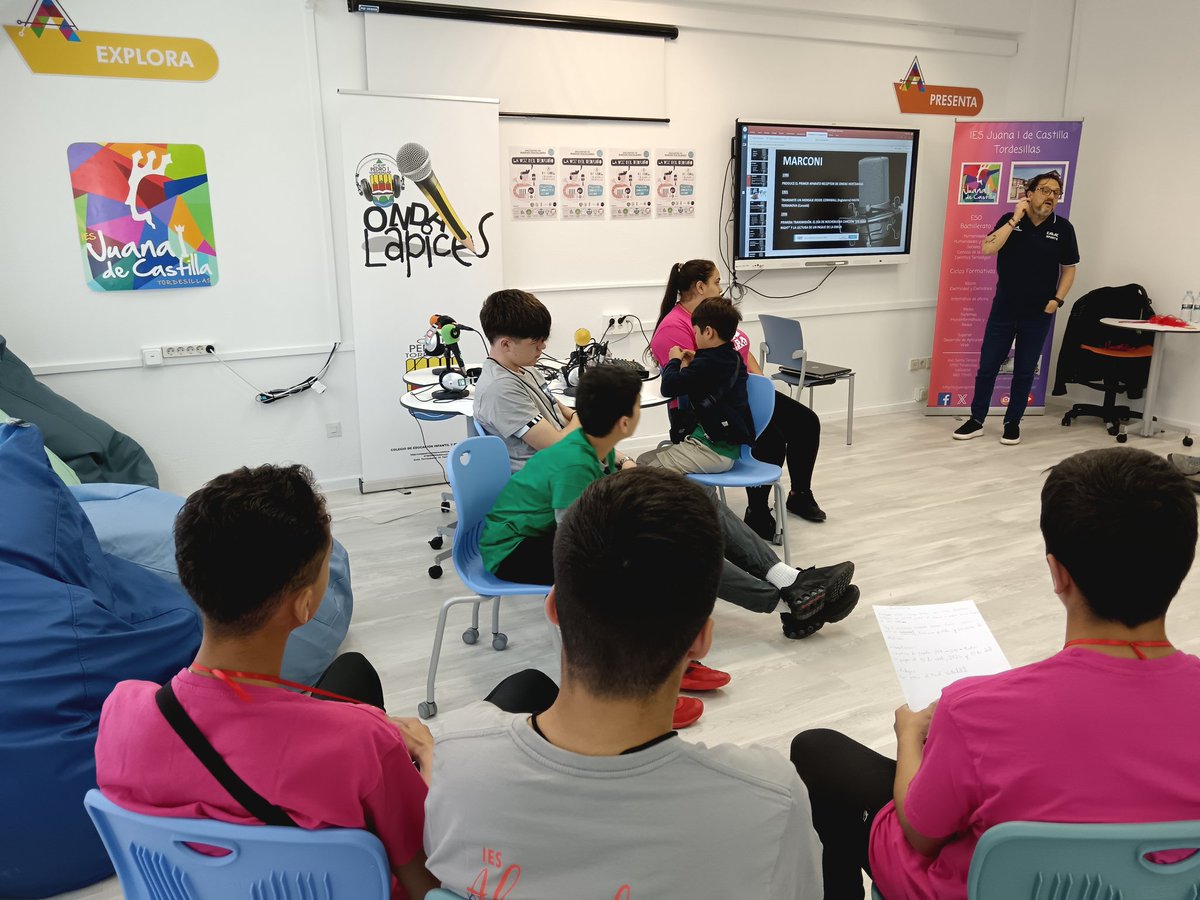 🎙️TALLER DE RADIO DEPORTIVA

⏩ Eduardo BLANCO periodista <a href="/esRadio/">esRadio</a>

I Encuentro Intercentros Provincial de Radios Escolares Comarca de Tordesillas 

<a href="/ondanassau/">Onda Nassau</a> #EstaciónJdeK 
<a href="/RadioEscolarVLL/">RedRadiosEscolaresValladolid</a>
<a href="/AyuntamientoVLL/">Ayto. de Valladolid</a>
<a href="/IESJuanaITorde/">IESJuanaITordesillas</a>