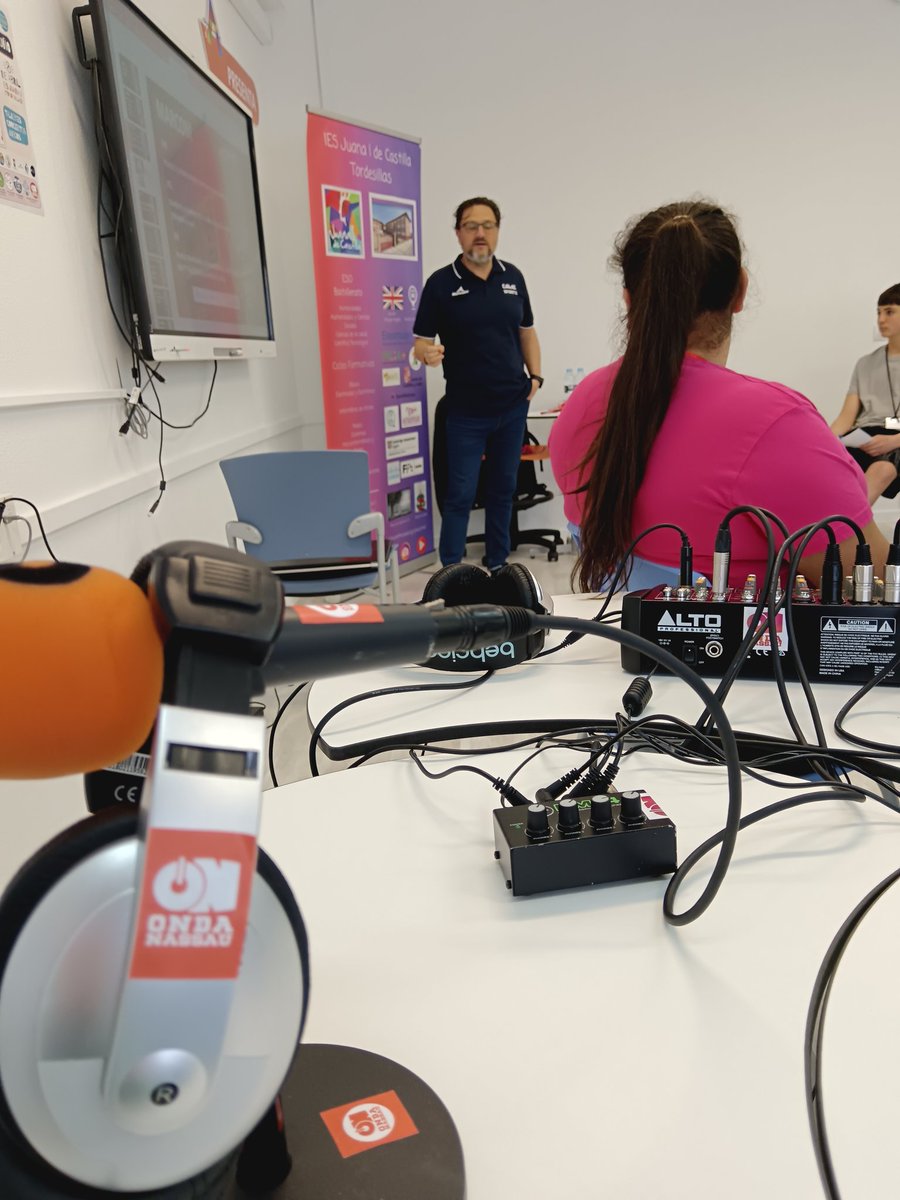 susanarctrancho's tweet photo. 🎙️TALLER DE RADIO DEPORTIVA

⏩ Eduardo BLANCO periodista @esRadio

I Encuentro Intercentros Provincial de Radios Escolares Comarca de Tordesillas 

@ondanassau #EstaciónJdeK 
@RadioEscolarVLL
@AyuntamientoVLL
@IESJuanaITorde https://t.co/McZ5G0prVI