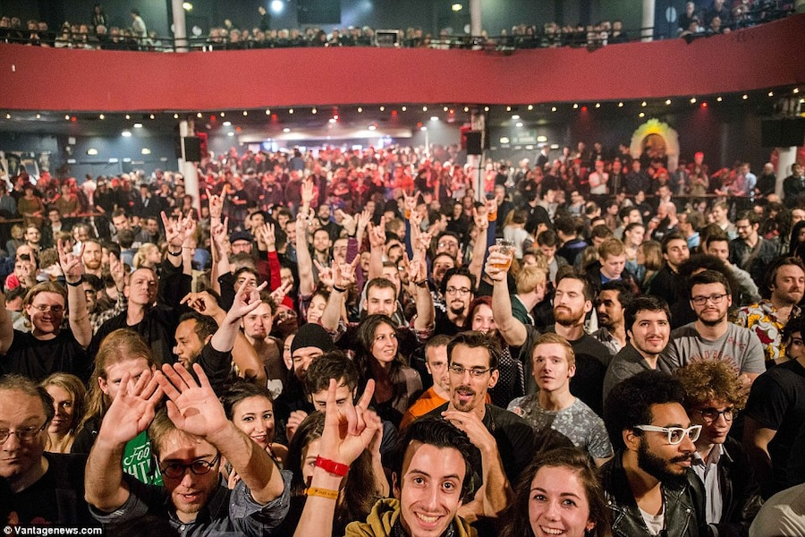 JeReinforme's tweet photo. L'une des dernières photos prises au Bataclan. https://t.co/BmdUf5ThsI