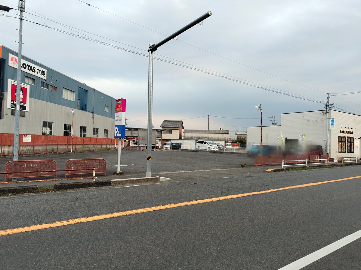 Kinchan_npm's tweet photo. おはようございます！
janjanに出勤したらなんと、駐車場に車が3台しか居ないという大盛況っぷり🔥(内メンバー2台)

フリー１卓立ってる大盛況っぷり🔥(メンバー3入り)

みなさん来てください😭
中野ただいまからラストまでいます😊
#ノーレート麻雀 #麻雀岐阜 #janjan
#寂しいです https://t.co/HOPwezIOny