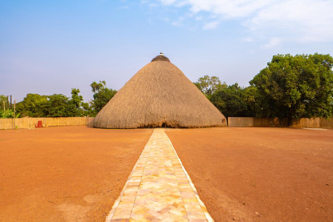 The Kasubi Tombs are a stunning showcase of traditional Ganda architecture, built chiefly from organic materials like wood, reeds, grass thatch &amp; others

This craftsmanship reflects deep cultural knowledge &amp; respect for nature, making it a true heritage marvel

#ExploreUganda
