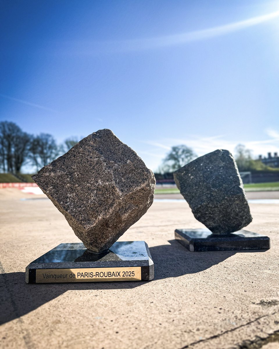 A_ParisRoubaix's tweet photo. THE COBBLE 🏆😍

Les plus beaux trophées du monde sont offerts par l’association des Amis de Paris-Roubaix 🔥🫶 https://t.co/PTE5EKyLFO
