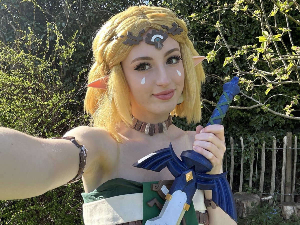 warm weather = filming outside in Zelda cosplay again 🩵